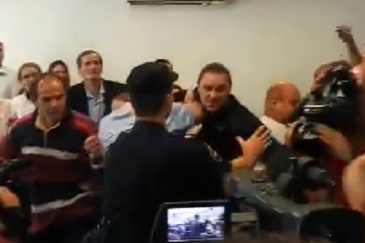 Arnelina rodbina nasrnula na monstrume u sudnici (VIDEO)