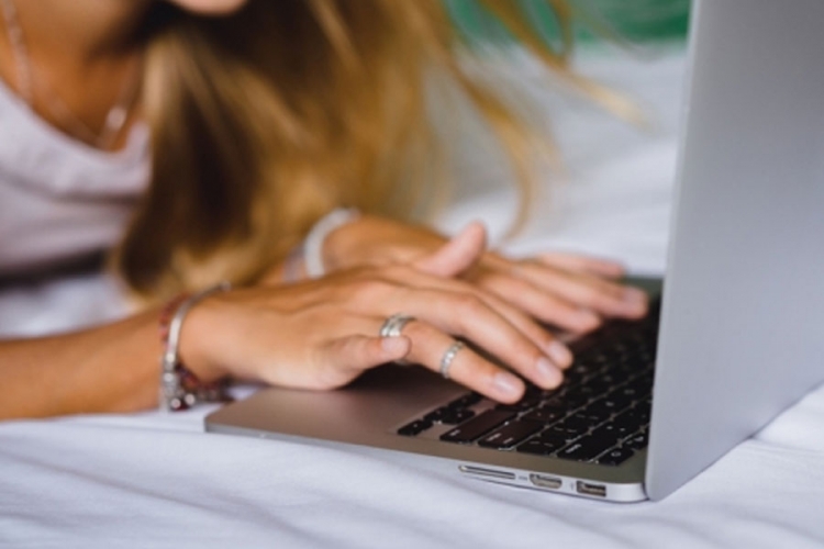 Beogradske srednjoškolke svoje gole fotografije prodaju na porno sajtovima
