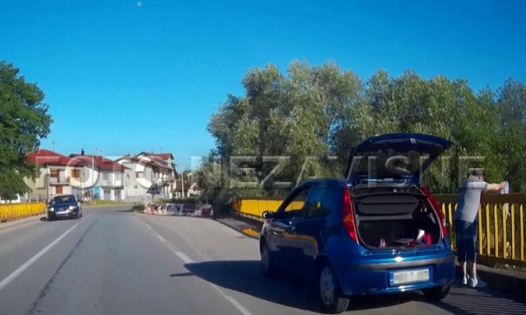 Banjaluka: Građanin istresao kesu u Vrbanju (FOTO, VIDEO)