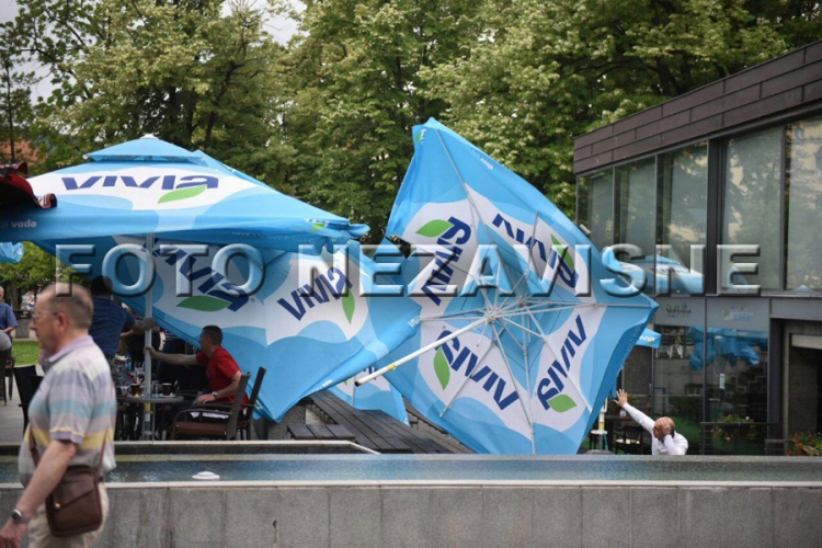 Vjetar "uzdrmao" građane u centru Banjaluke (FOTO)