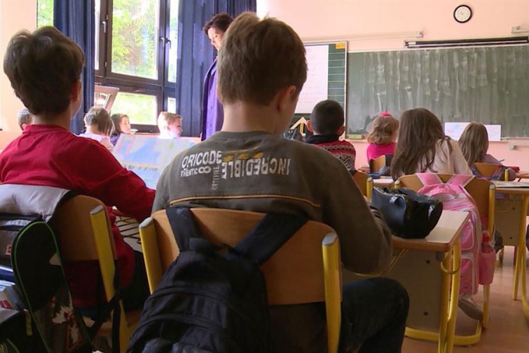 Bošnjaci ne dozvoljavaju djeci da preuzmu đačke knjižice