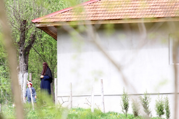 Novi izvori finansiranja: Polaznicama selefijskih kurseva čuvaju djecu i plaćaju prevoz