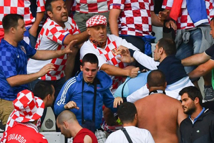 Pogledajte kako su se Hrvati potukli na tribinama (VIDEO)