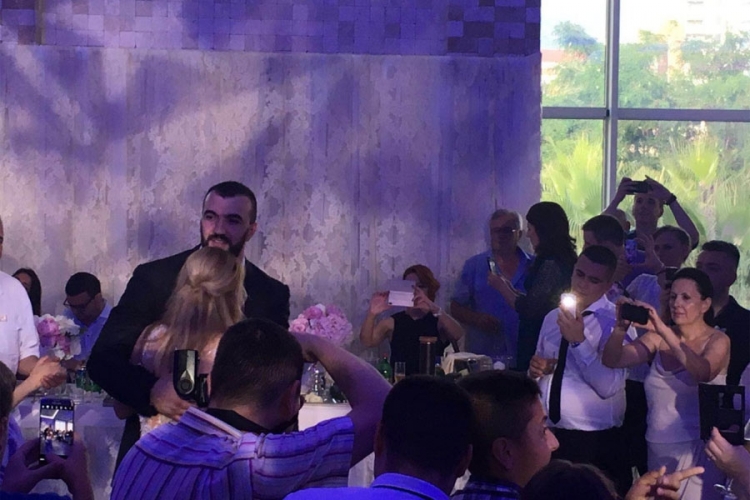 Oženio se košarkaš Peković, mladence i goste čuvali tjelohranitelji