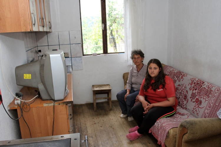 Saneli Joldžić (11), koja živi sa bakom i ujakom u Jošavci, kod Čelinca, treba bolji dom