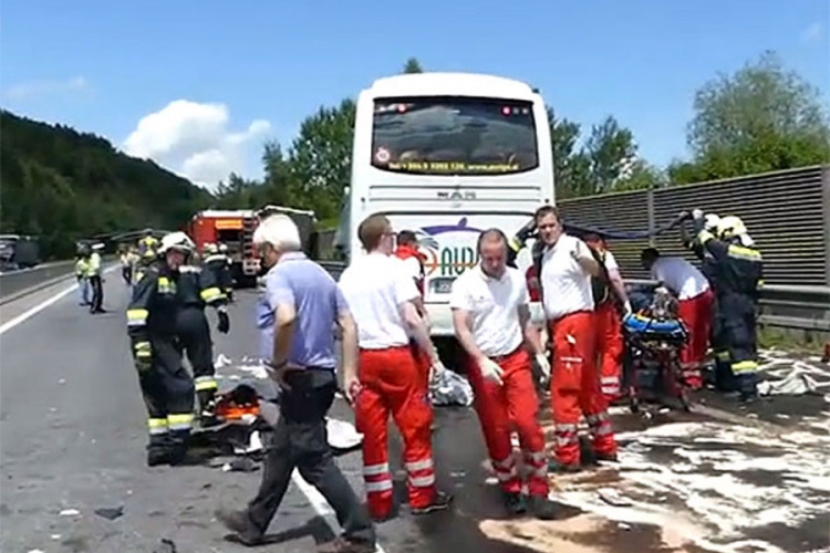 Austrija: U autobuskoj nesreći 40 povrijeđenih (FOTO)