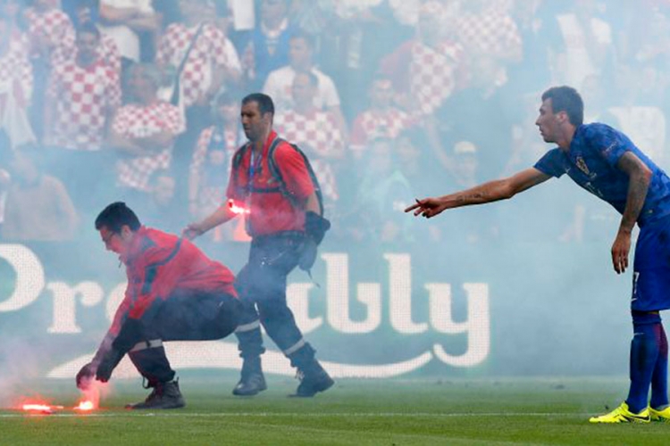Huligani ponovo pokušali prekinuti utakmicu Hrvatske?