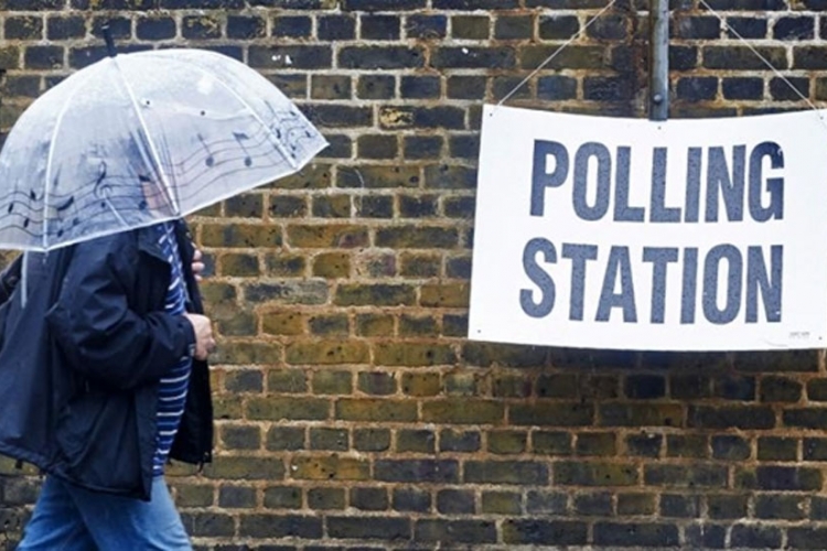 Velika Britanija: Kiša i oluja ometaju referendum