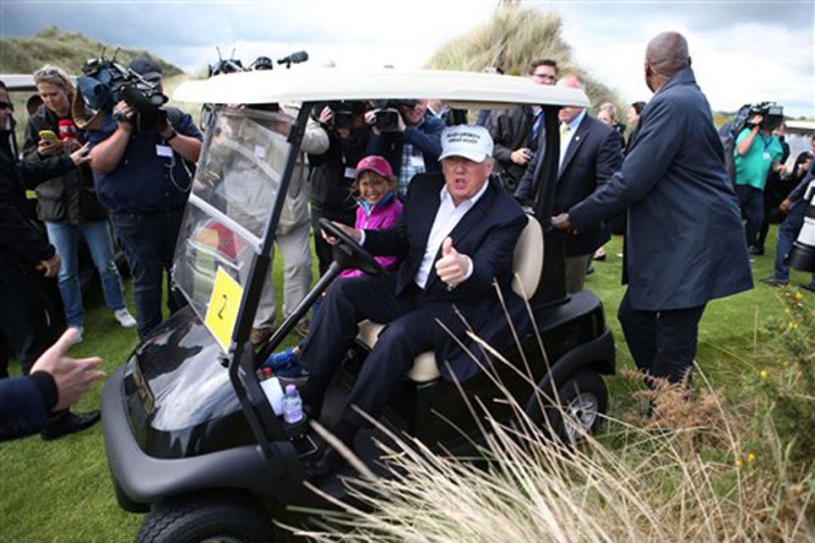 Demonstranti upali na Trampov teren za golf