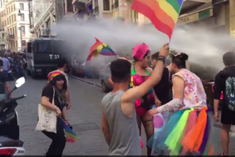 Turska policija suzavcem na učesnike LGBT skupa