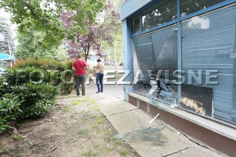 Opet razbijeno staklo na prostorijama Zajednice Hrvata u Banjaluci