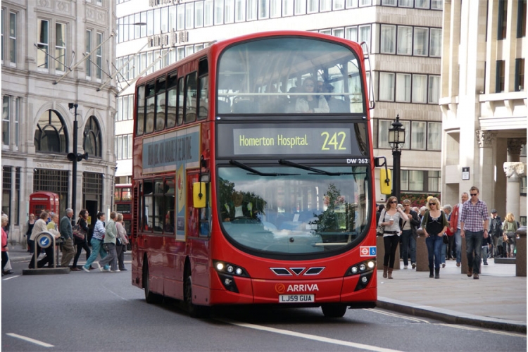 Sumnjiv paket u centru Londona, obustavljen saobraćaj