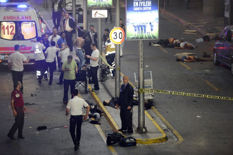 Istanbul: 50 poginulih, stotine ranjenih u napadu ID na aerodrom (VIDEO, FOTO)