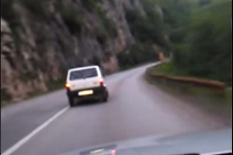 Snimljeno na putu Pale – Sarajevo: Pijan uzrokovao sudar (VIDEO)