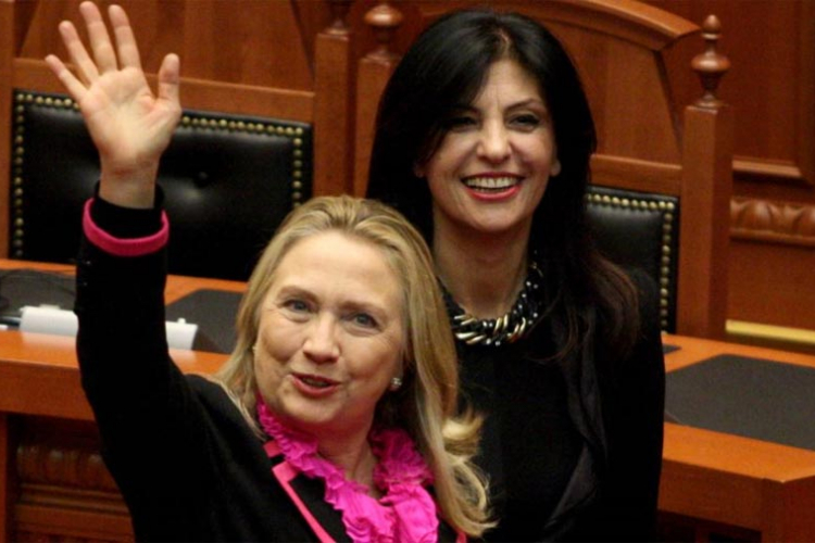 Hilari Klinton dobila spomenik u Albaniji 