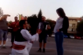 Neobična prosidba u Banjaluci: Zaprosio je u narodnoj nošnji (VIDEO)