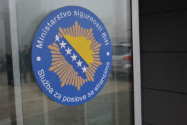 Službenici Službe za poslove sa strancima iznuđivali novac strancima ...