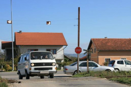 Obustava saobraćanja na kobnom prelazu "Trinaestica"