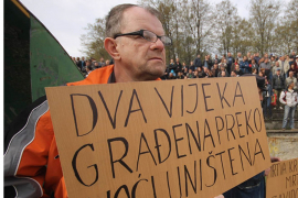 Radnici "Krivaje" ponovo blokirali zgradu opštine 