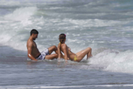 Đoković i Jelena uživaju u talasima popularne španske plaže (FOTO)