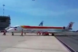 Radnici po pisti gurali avion težak 36 tona (VIDEO)