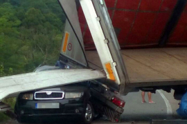 Kamion se prevrnuo na automobil