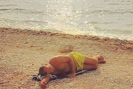 Sergej Trifunović spava na plaži