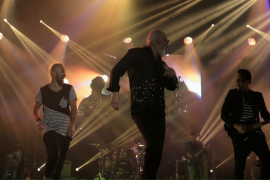 Prekinut koncert Dine Merlina: Srušio se krov bine, povrijeđen bubnjar