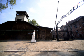 Papa u Aušvicu molio u tišini za ubijene i zapalio svijeću na ...