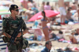 Francuska vojska patrolira plažom 