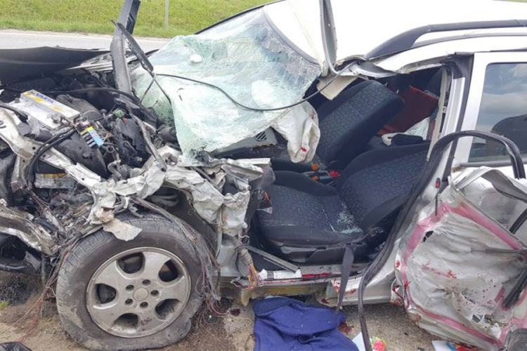 Troje povrijeđeno u sudaru opela i renoa kod Pala