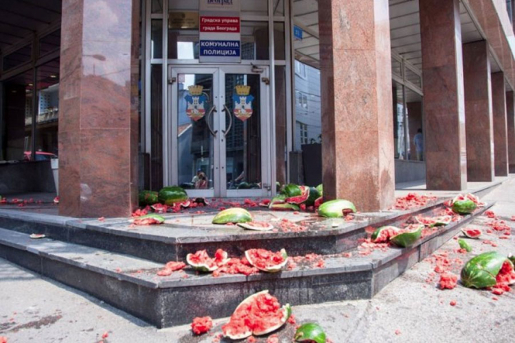 Beograd: Komunalce gađali lubenicama zbog smrti prodavača na pijaci