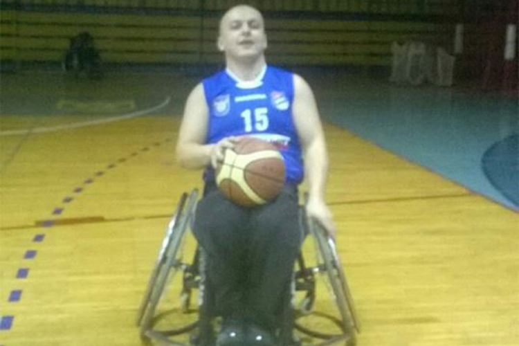 Pero Kuzmanović iako u kolicima igra košarku i pravi kuću