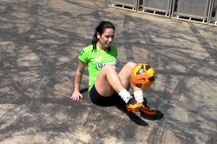 U štiklama pimpluje loptu bolje od Nejmara i Ronalda (VIDEO)