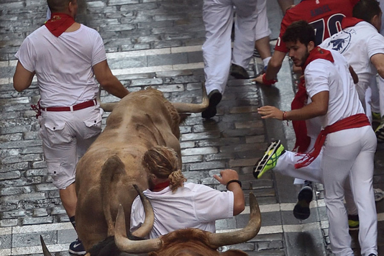 Pamplona: U prvoj trci sa bikovima povrijeđeno četvoro ljudi (VIDEO)