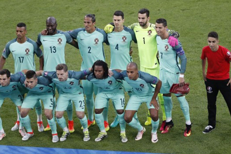 Volonter utrčao među igrače Portugala na slikanju (VIDEO, FOTO)