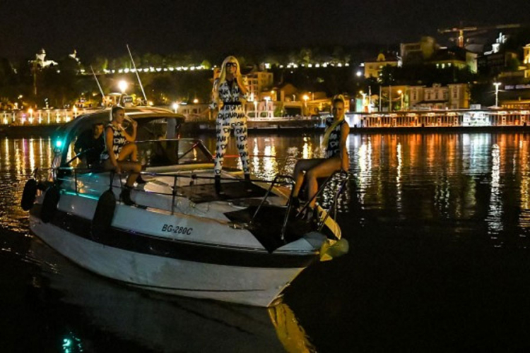 Karleuša otpjevala pjesmu na jahti, publika oduševljena (FOTO)