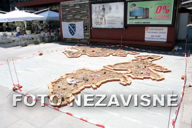 Sramna instalacija raspiruje mržnju
