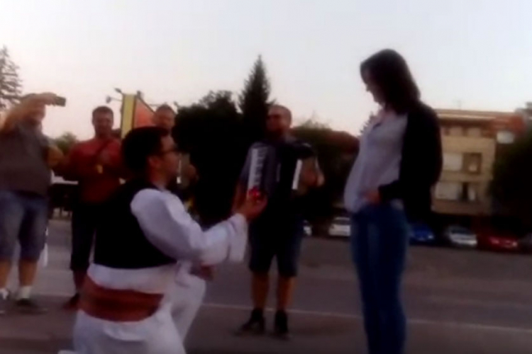 Neobična prosidba u Banjaluci: Zaprosio je u narodnoj nošnji (VIDEO)