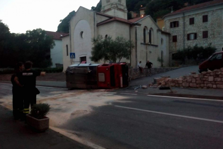 Vatrogasac pijan vozio cisternu i zabio se u zid (FOTO)