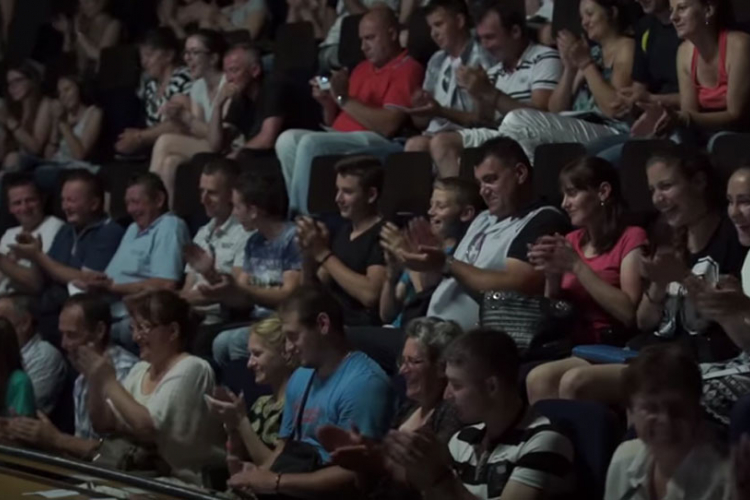Pogledajte reakciju ljudi koji prvi put gledaju predstavu (VIDEO)