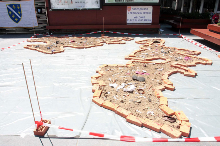 Uvredljiva instalacija uklonjena, zid ćutanja ostao