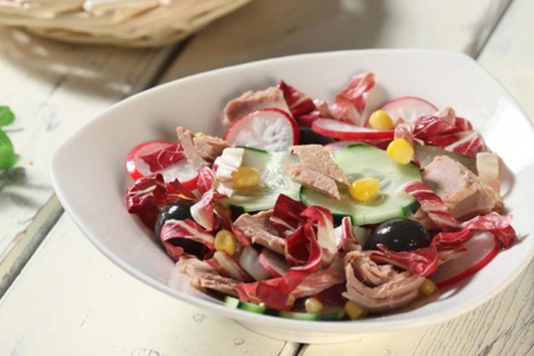 Hladna salata sa tunom i povrćem