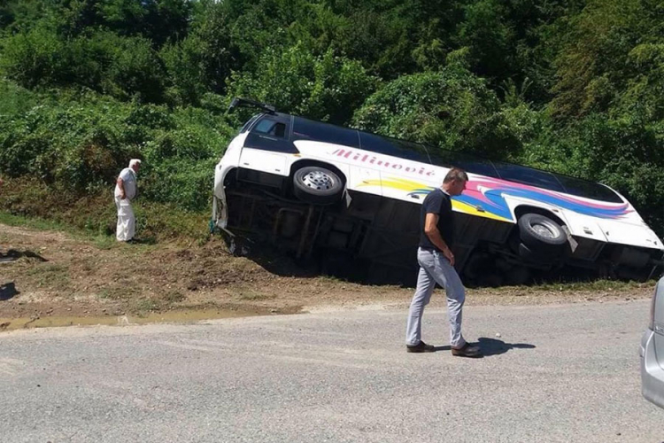 Udes kod Dervente: Povrijeđen vozač autobusa iz Banjaluke, 14 putnika prošlo bez povreda (FOTO)