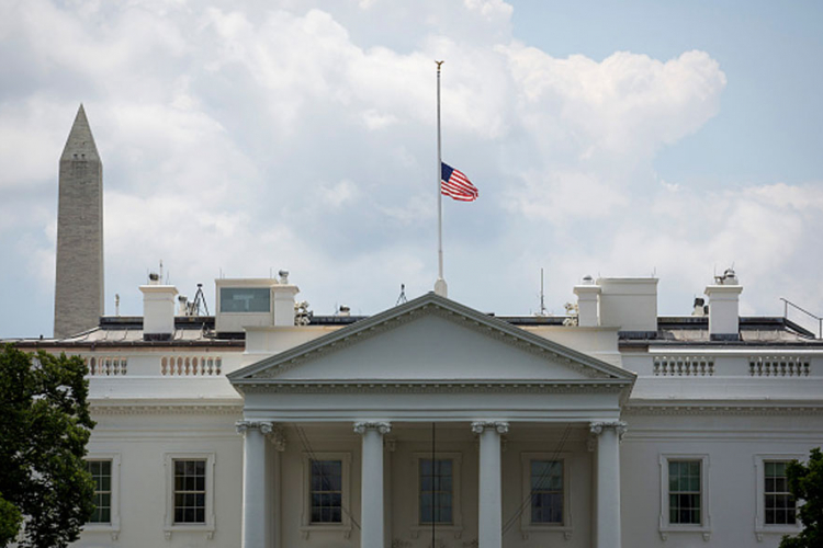 Obama naredio spuštanje zastava na pola koplja zbog Nice