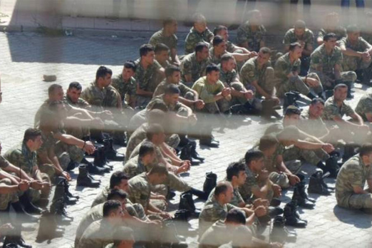 Vojnici u Generalštabu traže pregovore o predaji