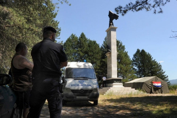 Policija uklonila šator hrvatskih desničara kod spomenika u Srbu, privedeno osam osoba