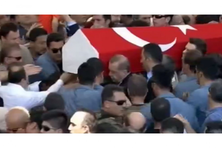 Turska se oprašta od žrtava puča, kovčege nosi i Erdogan