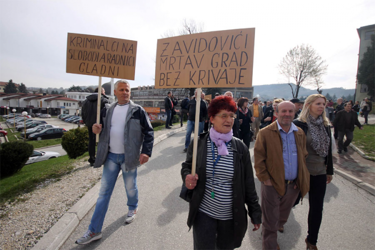 Radnici "Krivaje" blokirali zgradu opštine Zavidovići