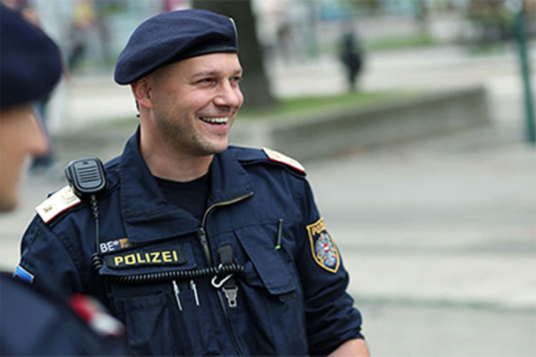 Policajci došli zbog glasne muzike, dame mislile da su striperi